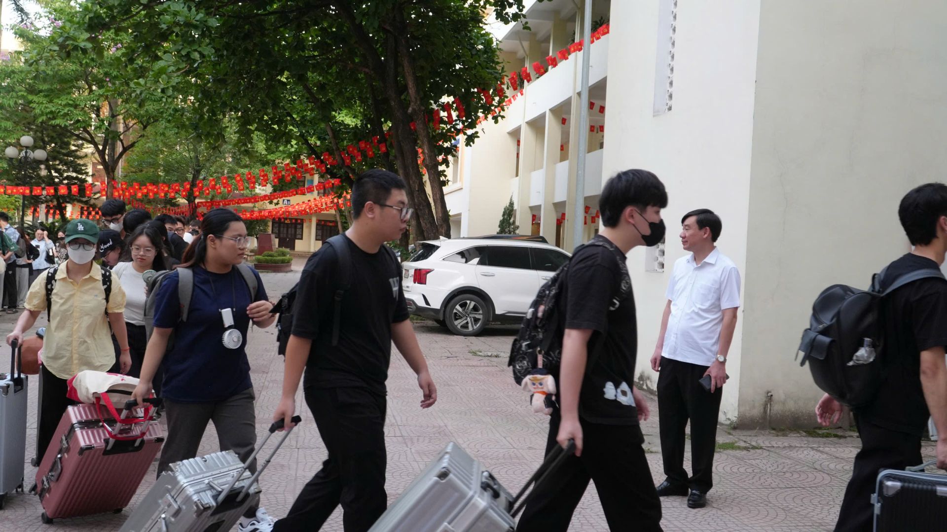 Lễ bàn giao và xuất quân sinh viên khóa 17 đi học giáo dục Quốc phòng và An ninh