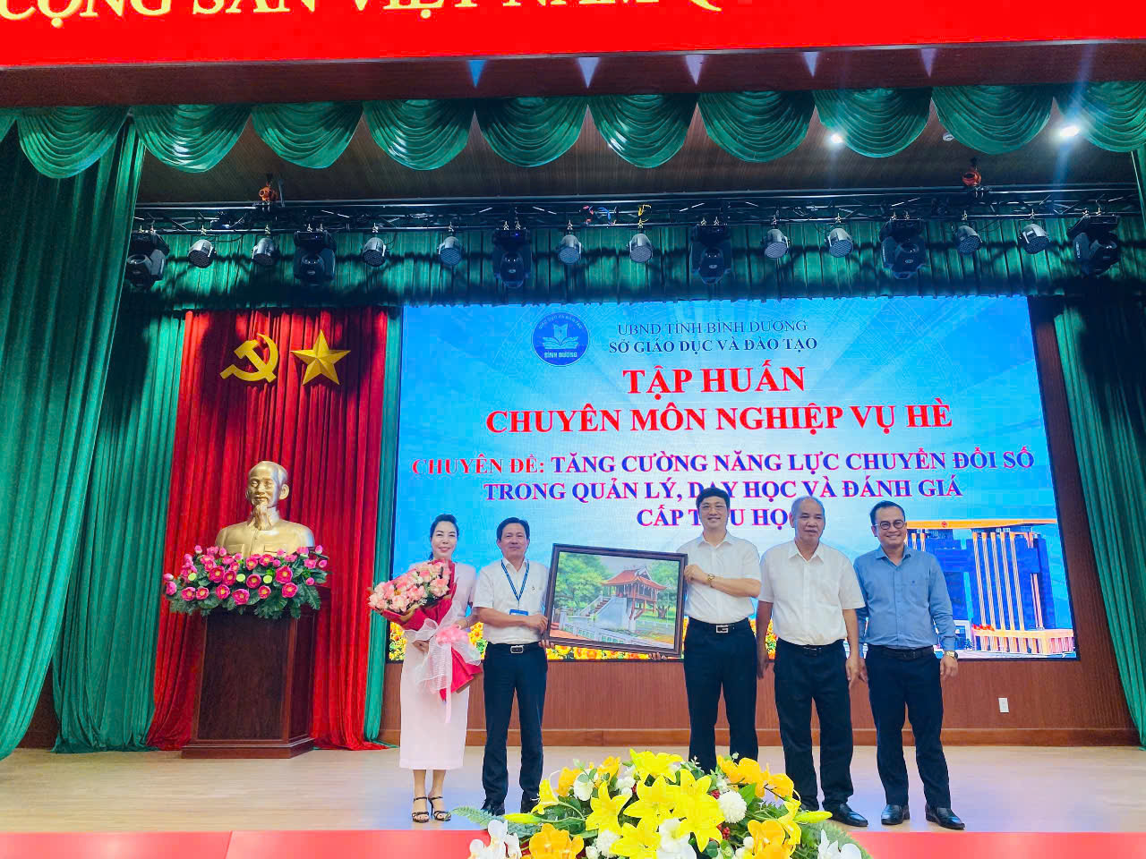 Bồi dưỡng tăng cường năng lực chuyển đổi số trong quản lý, dạy học và đánh giá dành cho Hiệu trưởng, phó hiệu trưởng cấp Tiểu học tỉnh Bình Dương