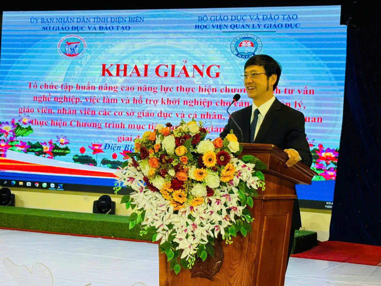 Khóa tập huấn nâng cao năng lực thực hiện chương trình tư vấn nghề nghiệp, việc làm và hỗ trợ khởi nghiệp cho cán bộ quản lý, giáo viên, nhân viên các cơ sở giáo dục và cá nhân, tổ chức có liên quan thực hiện Chương trình mục tiêu quốc gia giảm nghèo bền vững giai đoạn 2021–2025