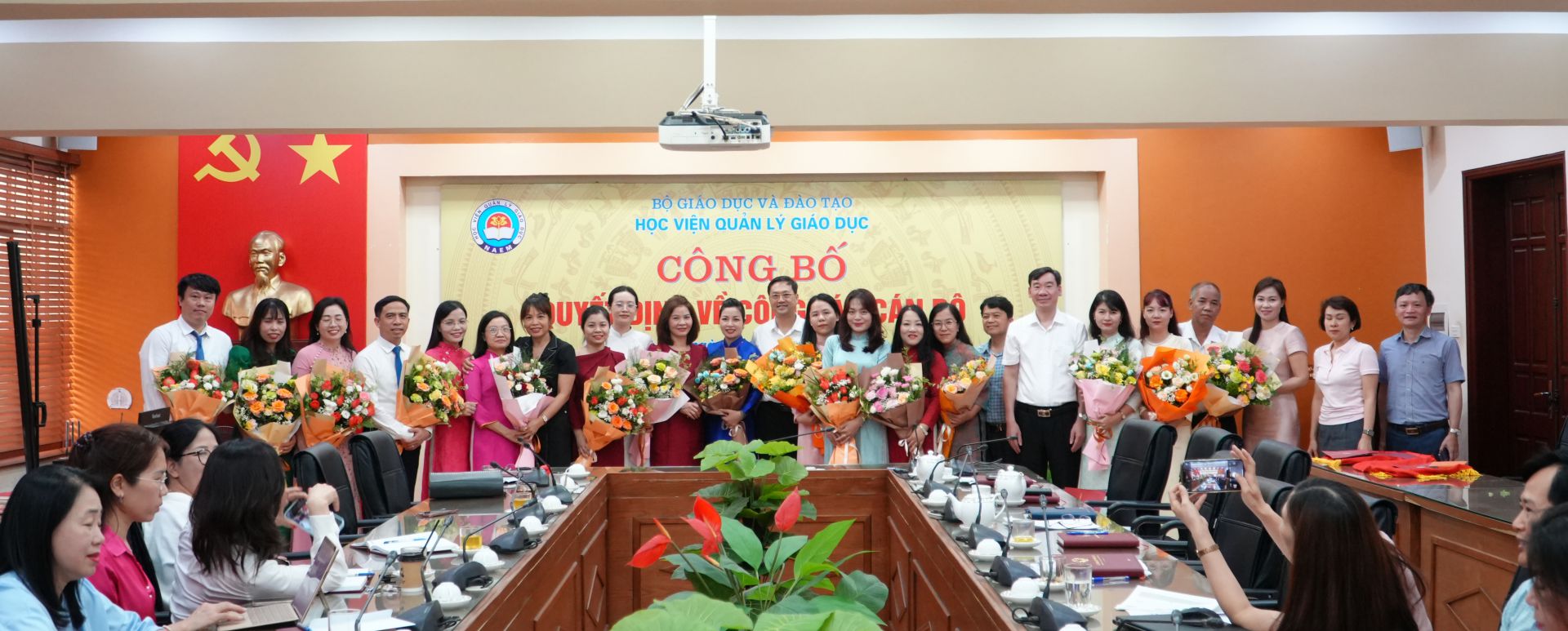 Công bố quyết định bổ nhiệm viên chức quản lý và chức danh quản lý