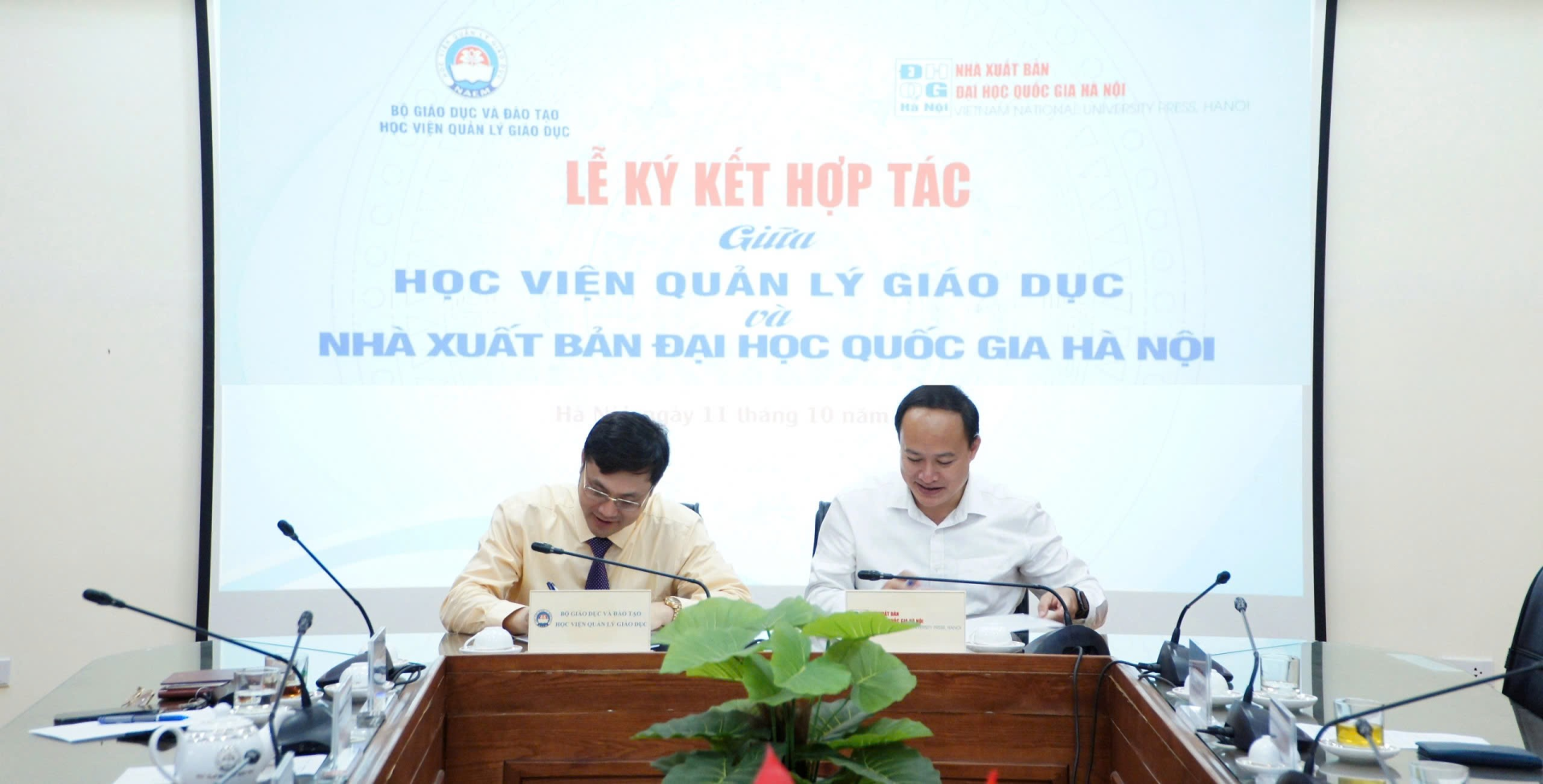 Ký Thỏa thuận Hợp tác giữa Học viện Quản lý giáo dục và Nhà xuất bản Đại học Quốc gia Hà nội