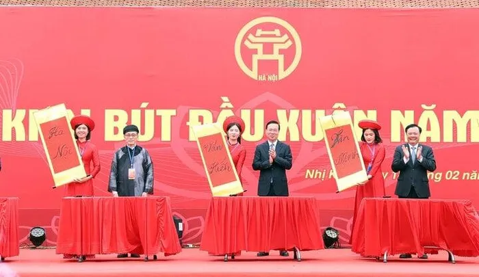 Chủ tịch nước dâng hương, khai bút đầu Xuân tại Hà Nội
