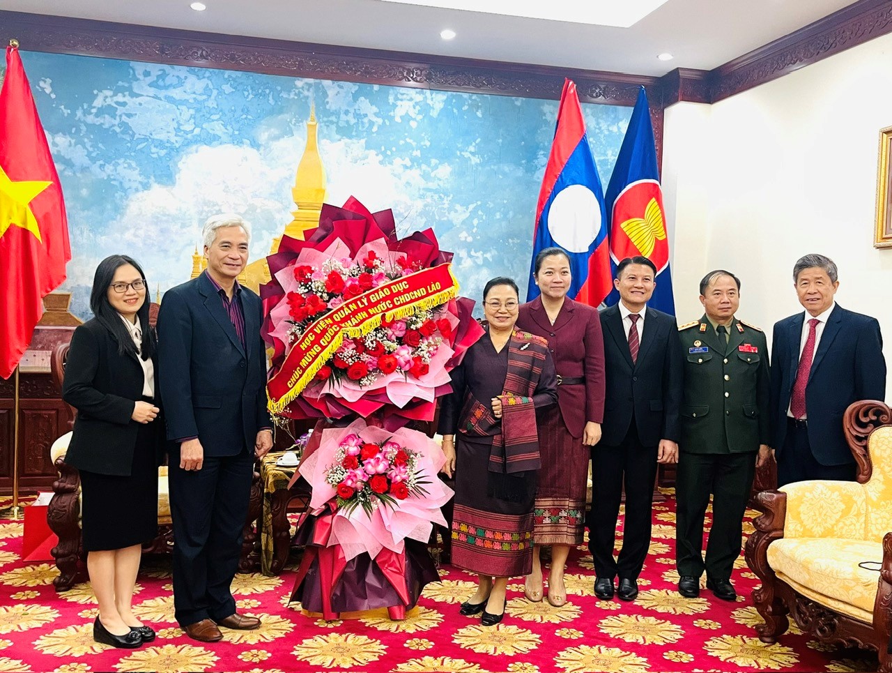 Lãnh đạo Học viện Quản lý giáo dục chúc mừng Đại sứ quán Lào, tại Việt Nam nhân dịp Quốc khánh nước CHDCND Lào