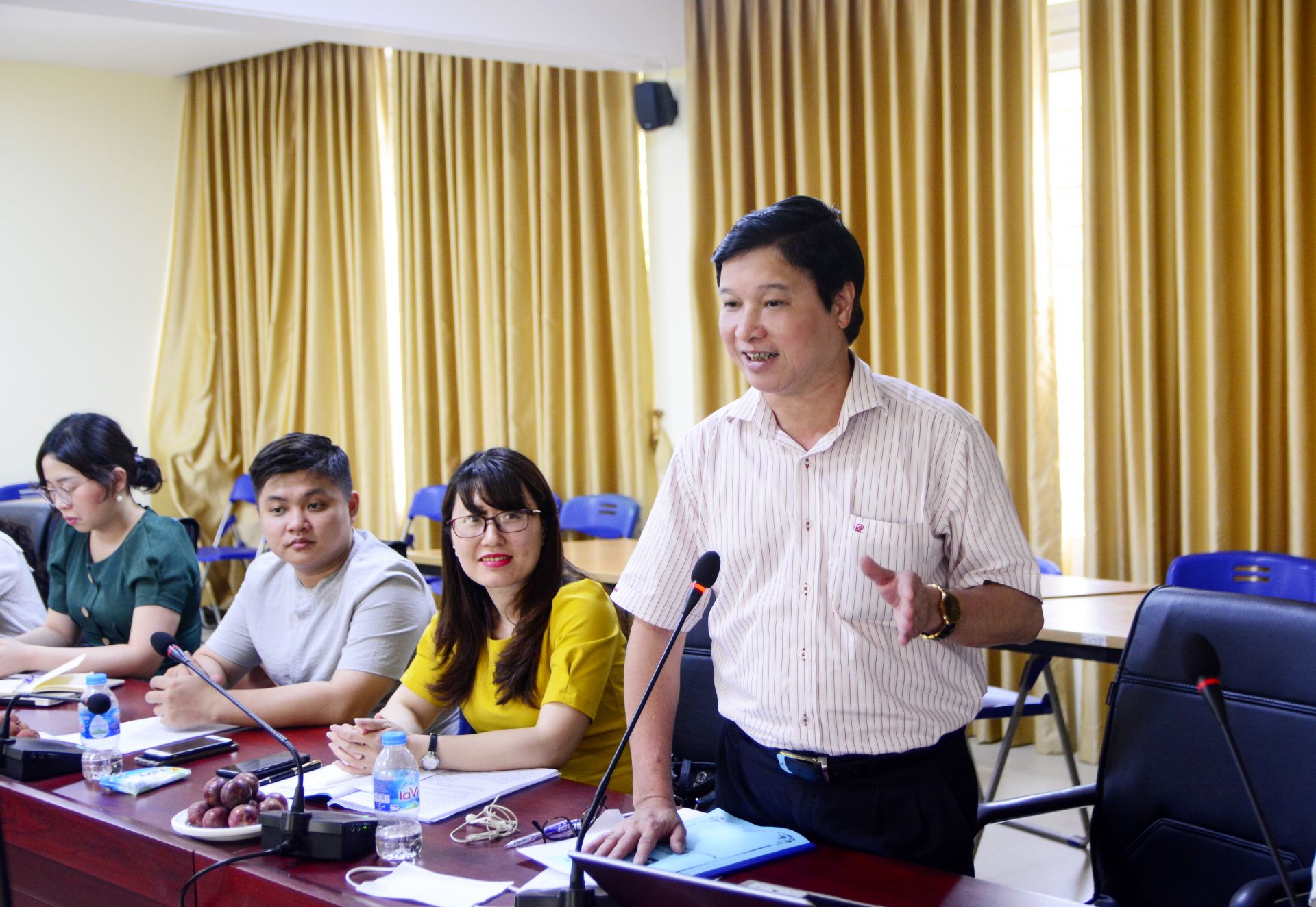 GS.TS Phạm Quang Trung, Giám đốc Học viện Quản lý giáo dục chia sẻ với các em sinh viên Khoa Quản lý về lợi ích của việc tham gia nghiên cứu khoa học
