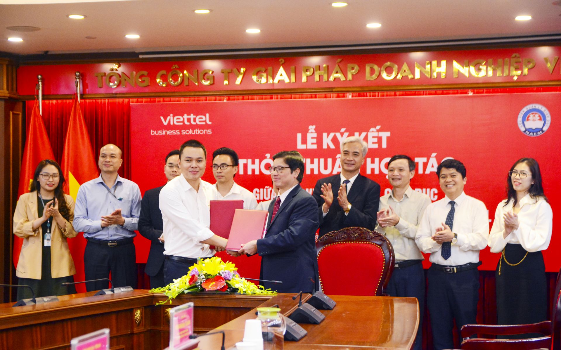GS.TS Phạm Quang Trung, Giám đốc Học viện Quản lý giáo dục (bên phải) và Ông Phạm Anh Đức, Phó Tổng Giám đốc công ty Viettel Solutions ký kết và trao đổi thỏa thuận hợp tác