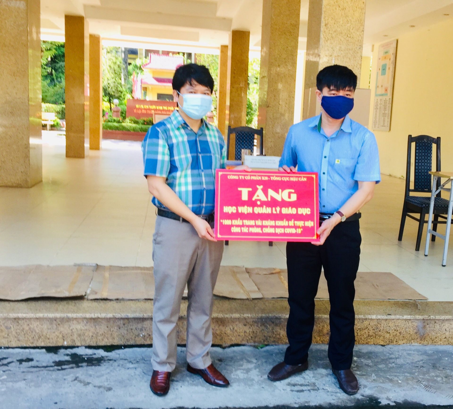 PGS.TS. Đỗ Tiến Sỹ, Chánh Văn phòng Học viện nhận 1000 chiếc Khẩu trang vải kháng khuẩn từ CTCP X20- Tổng Cục Hậu cần