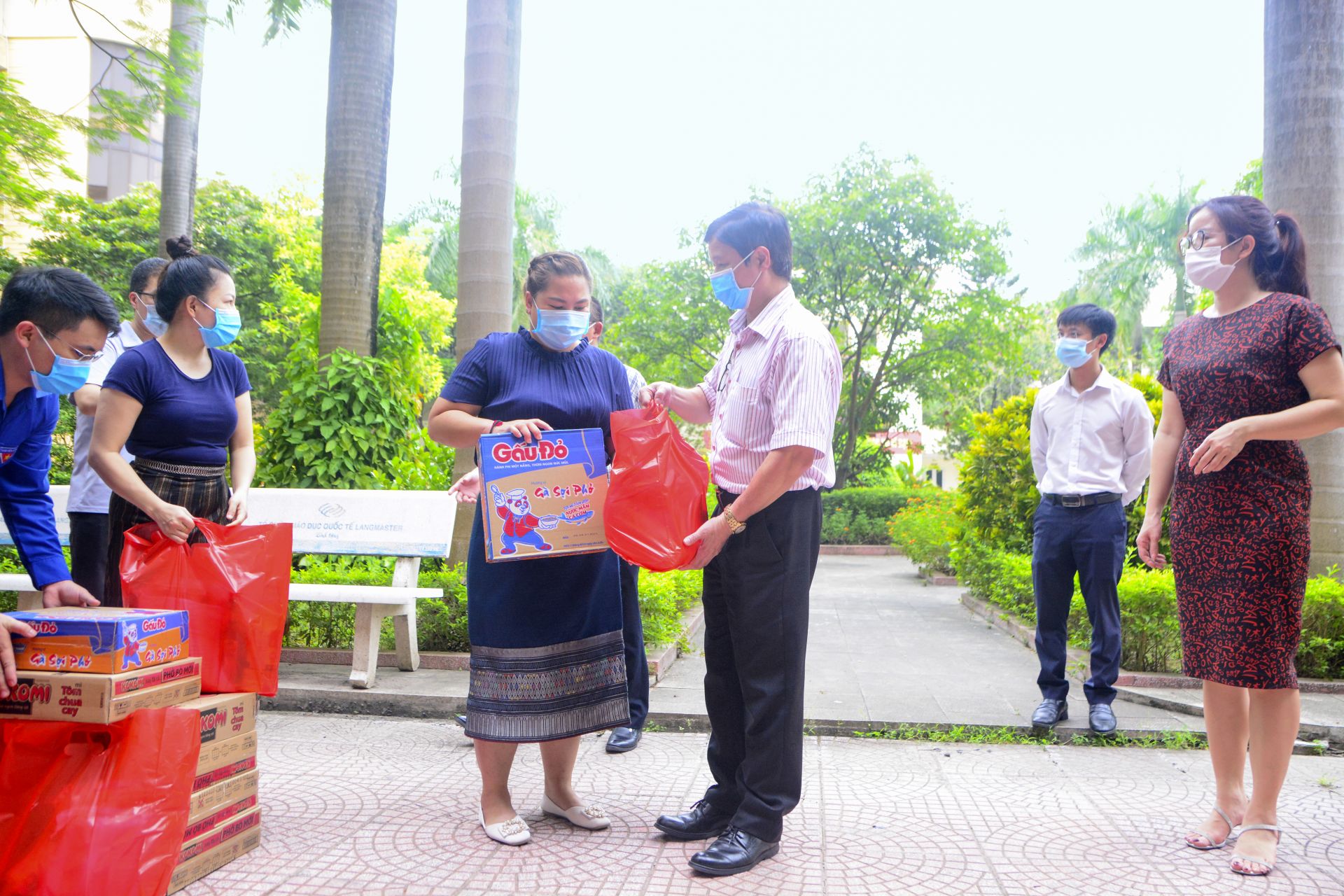 Học viện Quản lý giáo dục trao quà hỗ trợ các em sinh viên trong hoàn cảnh dịch bệnh Covid-19