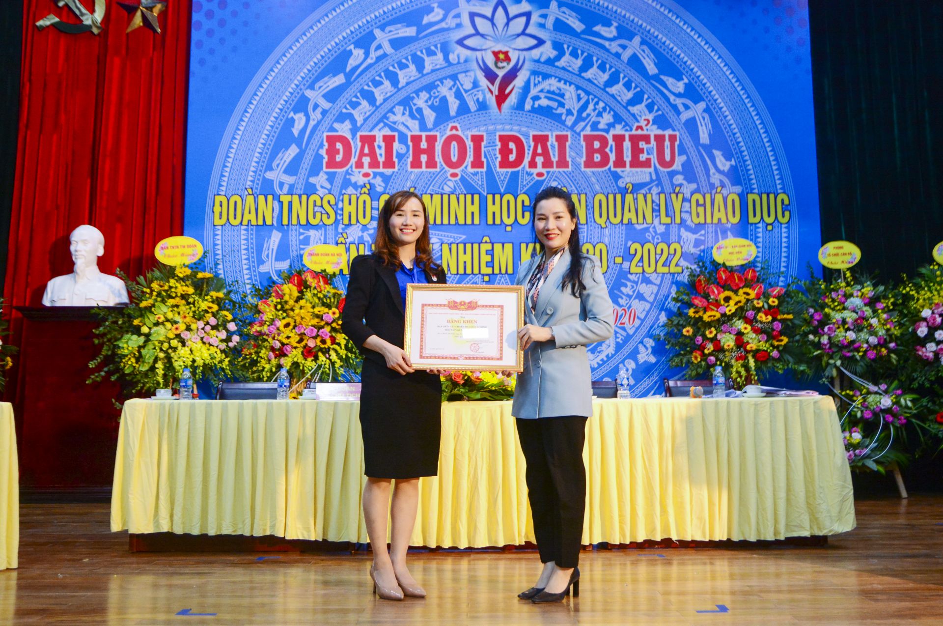 Đ/c Bùi Thị Lan Phương, Phó Bí thư Thành Đoàn Hà Nội trao giấy khen cho tập thể và cá nhân có thành tích xuất sắc trong công tác Đoàn và Phong trào Thanh niên Học viện giai đoạn 2017-2020