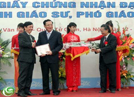 Bộ trưởng Phạm Vũ Luận trao giấy chứng nhận đạt tiêu chuẩn chức danh GS, PG