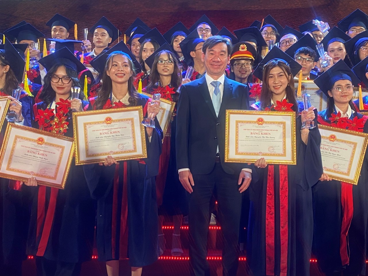 Lễ Tuyên dương 96 thủ khoa xuất sắc tốt nghiệp các trường đại học trên địa bàn Thành phố Hà Nội năm 2023