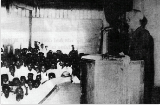 Bác Hồ trong buổi nói chuyện với lớp cán bộ đầu tiên của trường ngày 13/9/1958