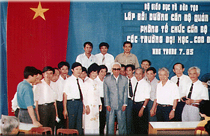 Cố Thủ Tướng Phạm Văn Đồng tiếp đoàn cán bộ của trường Cán bộ Quản Lý giáo dục năm 1985