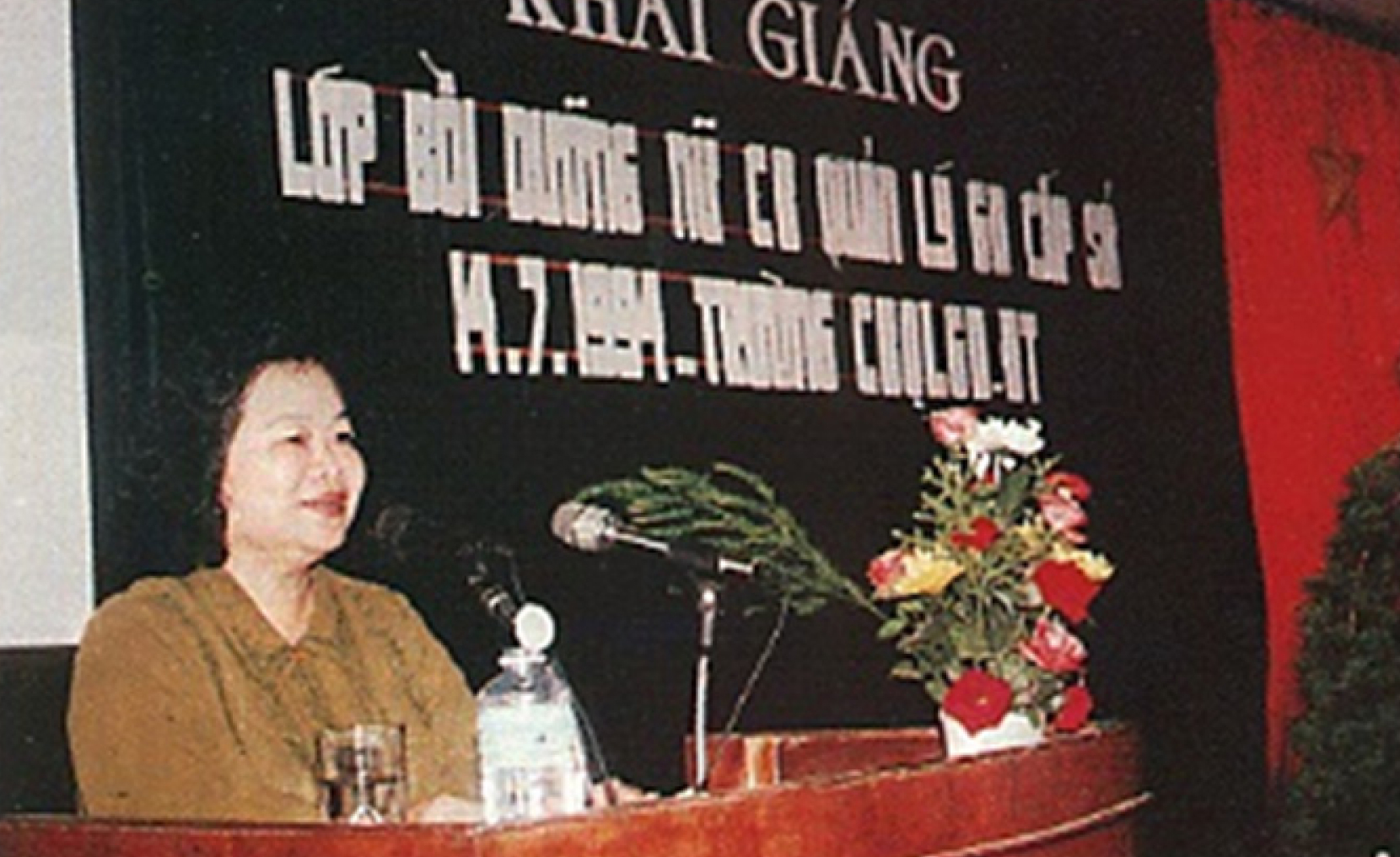 Nguyên Phó Chủ tịch Nước Trương Mỹ Hoa về thăm và phát biểu tại trường năm 1994