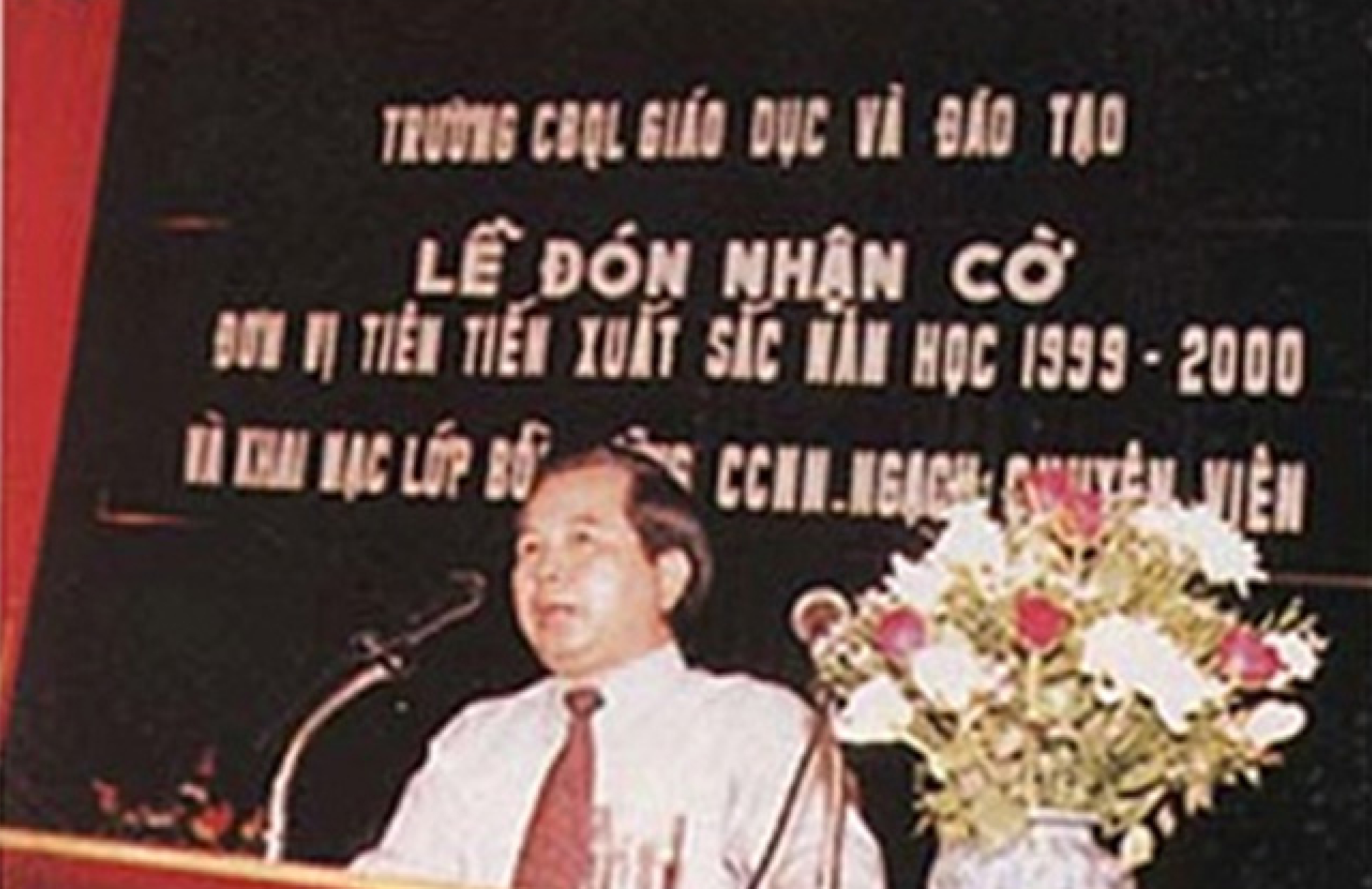 Nguyên Bộ trưởng Bộ Giáo dục và Đào tạo Nguyễn Minh Hiển phát biểu tại lễ đón nhận cờ thi đua tiên tiến xuất sắc của trường (1999-2000)   